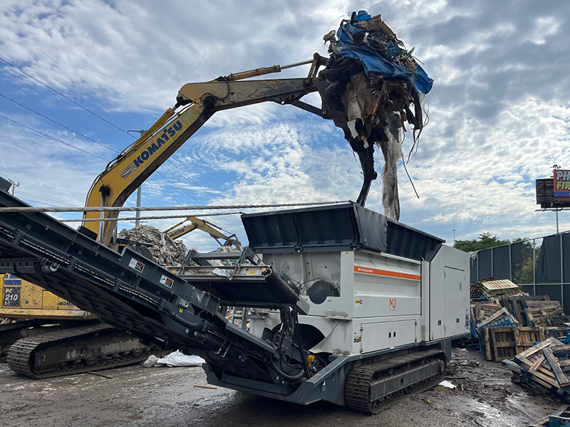M&J 4000M mobile pre-shredder processing bulky wood waste.png